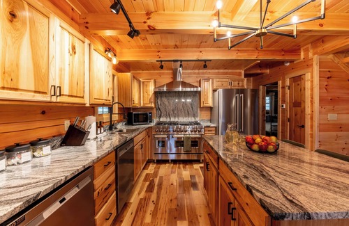 Logan Cabin | Blackburn Chalet! Pickelball Ct~Pool~Hot Tub~Sauna~Cold Plunge~Pet Friendly!