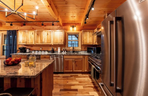 Logan Cabin | Blackburn Chalet! Pickelball Ct~Pool~Hot Tub~Sauna~Cold Plunge~Pet Friendly!