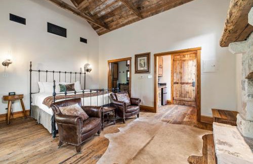 Fredericksburg Hotel | Blacksmith Quarters on Barons Creek