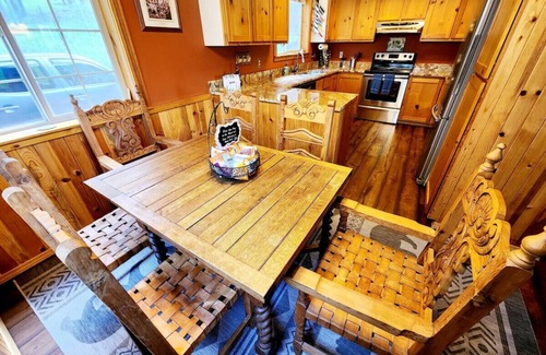 Lakeside Cabin | Blacktail Cabin Hideaway with hot tub in Lakeside