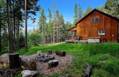 Lakeside Cabin | Blacktail Cabin Hideaway with hot tub in Lakeside