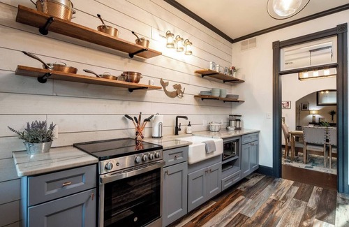 Port Clinton Apartment | “Blame Jaime” downtown, the heart of all the fun!