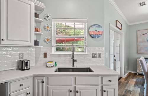 Avalon Beach Estates House | Blanc Bao with Tennis and Large Pool