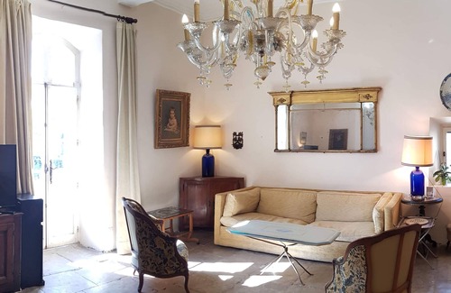 Cabrieres-d'Avignon Bed & Breakfast | Blanche & Alienor's room (26m2) in a beautiful 17th-century residence in Cabrières d'Avignon