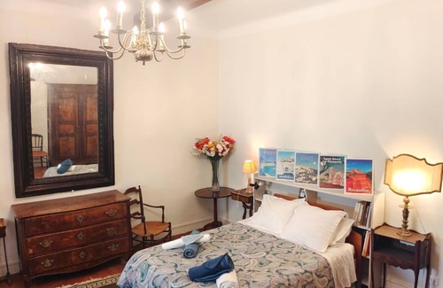 Cabrieres-d'Avignon Bed & Breakfast | Blanche & Alienor's room (26m2) in a beautiful 17th-century residence in Cabrières d'Avignon