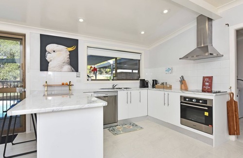Pokolbin House | Blaxlands Kangaroo Homestead with Hot Tub walk to Concerts and Wineries
