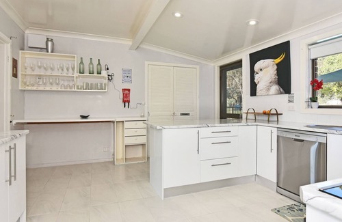 Pokolbin House | Blaxlands Kangaroo Homestead with Hot Tub walk to Concerts and Wineries