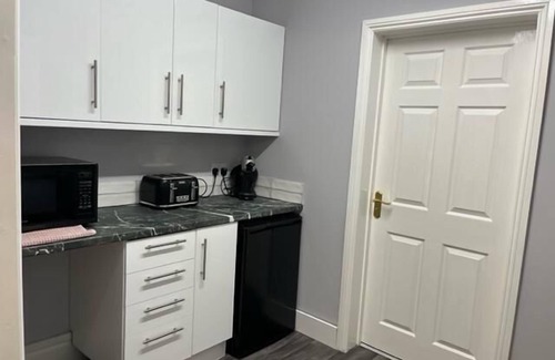 Blaydon on Tyne Apartment | BlaydonBurn - Sleeps 4,5 - Parking - HotTub - Yard