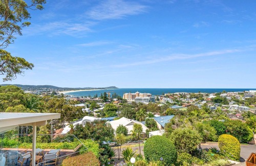 Terrigal House | “Blending Style & Luxury” – Ocean views and close to beach