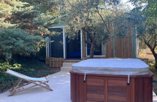 Lauris House | Bleu de Provence, chambre privé, jardin & jacuzzi