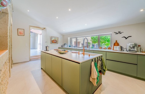 Solerieux Apartment | 'Bleue' Room with Shared Pool, Wi-Fi and Air Conditioning