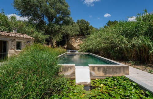 Solerieux Apartment | 'Bleue' Room with Shared Pool, Wi-Fi and Air Conditioning