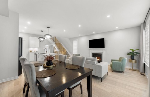 Ottawa Division House | BLISS Modern Luxury 3 BED Entire Family-Friendly Townhome + FREE PARKING.