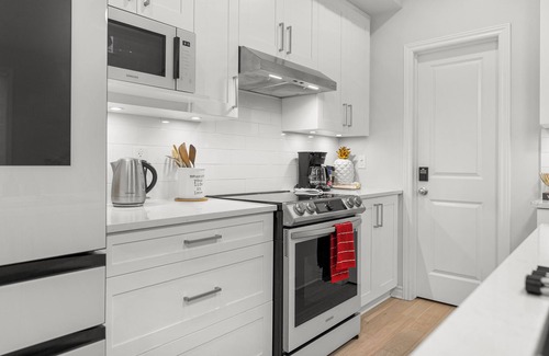 Ottawa Division House | BLISS Modern Luxury 3 BED Entire Family-Friendly Townhome + FREE PARKING.