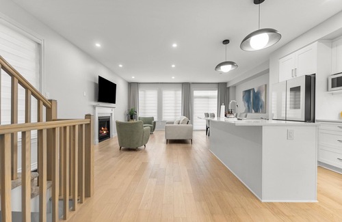 Ottawa Division House | BLISS Modern Luxury 3 BED Entire Family-Friendly Townhome + FREE PARKING.