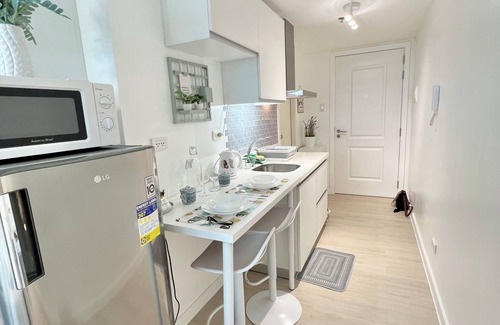 San Fernando Condo | Blissful Haven at Azure North w/ Big TV Netflix Washer Wifi Bed & Sofabed