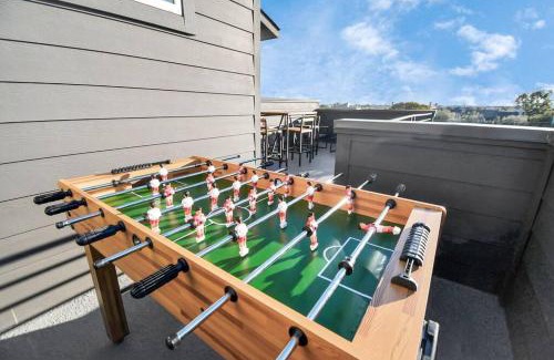 East Downtown Houston Villa | BlissHaven Luxe & Spacious in Downtown Houston with Soaking Tub ,Rooftop and free Parking