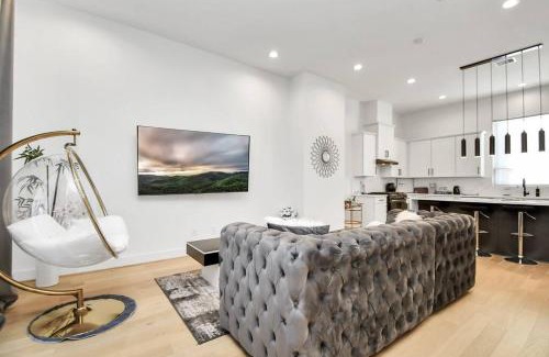 East Downtown Houston Villa | BlissHaven Luxe & Spacious in Downtown Houston with Soaking Tub ,Rooftop and free Parking