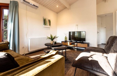 Cromvoirt Ski Chalet | ✓ Blokhut II at Résidence de Leuvert ✓ Holiday home for 4 persons ✓ Located near Den Bosch (Noord-Brabant) ✓ Near De IJzeren Man ✓ Book directly through the park