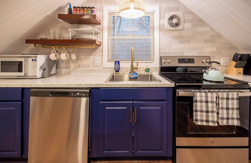 Bloomfield Apartment | Bloomfield 1 Bed, Laundry In-Unit, Parking, Pets OK, Fios, Separate Entrance