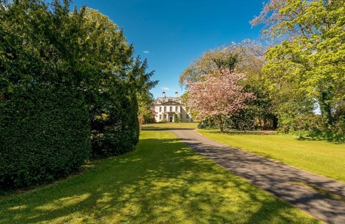 Drylaw Villa | Blossom Mansion - Ten Bedroom Villa, Sleeps 24