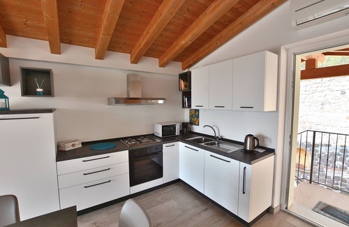 Marciaga Apartment | Blue Apartment in Marciaga di Costermano