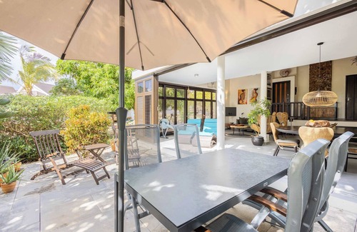 Sint Michiel Apartment | Blue Bay's Tropical Art Escape