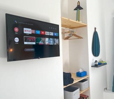 Ermoupoli Hotel | Blue Bergamote - Pop Culture Suite