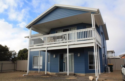 Warrenben House | Blue Breeze - 4 bedroom Double story home - Close to the beach and Inns National Park