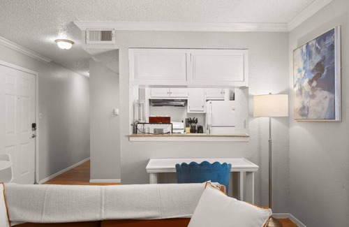 Brentwood Apartment | Blue Brentwood Suite! | Great for F1 & DTX!