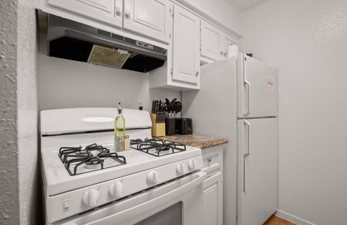 Brentwood Apartment | Blue Brentwood Suite! | Great for F1 & DTX!