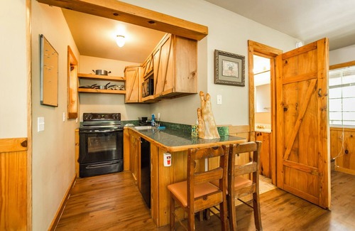 Edgemont Cabin | Blue Clouds Resort Rustic Charm!
