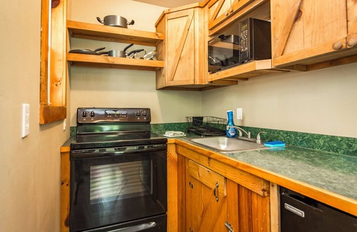 Edgemont Cabin | Blue Clouds Resort Rustic Charm!