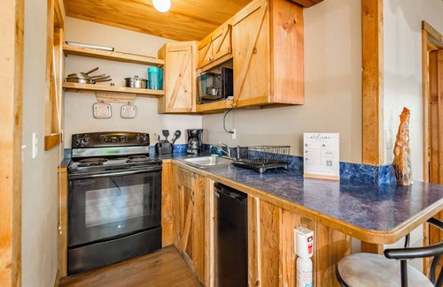 Edgemont Cabin | Blue Clouds Resort Rustic Charm