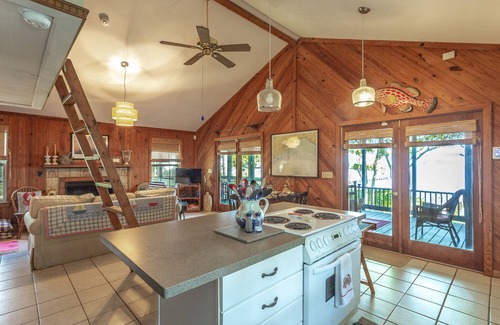 Carrabelle House | Blue Crab Shack 2BR/2BA w/Loft Area and dock!