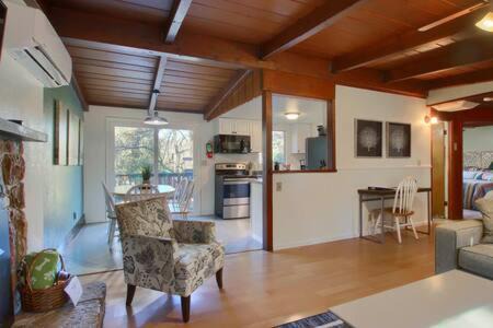 Oakhurst House | Blue Door Cottage 12 miles to Yosemite Bbq