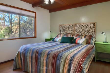 Oakhurst House | Blue Door Cottage 12 miles to Yosemite Bbq