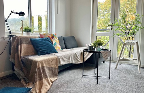 Clydebank Apartment | "Blue dreams" stay near Glasgow city