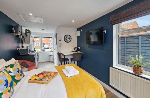 Cheltenham Apartment | Blue Garden Retreat by Fortuna Property