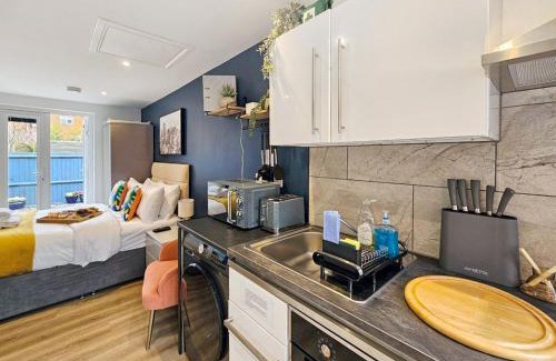 Cheltenham Apartment | Blue Garden Retreat by Fortuna Property