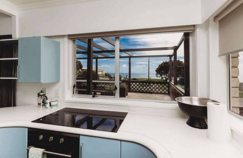 New Plymouth House | Blue Haven on Waterfront with Views