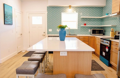 Branson House | Blue Haven with Private Heated Pool, Hot tub, Jacuzzi, EV Charge, Pet, & Dinner