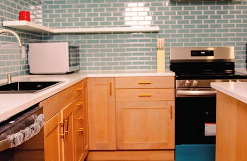 Branson House | Blue Haven with Private Heated Pool, Hot tub, Jacuzzi, EV Charge, Pet, & Dinner