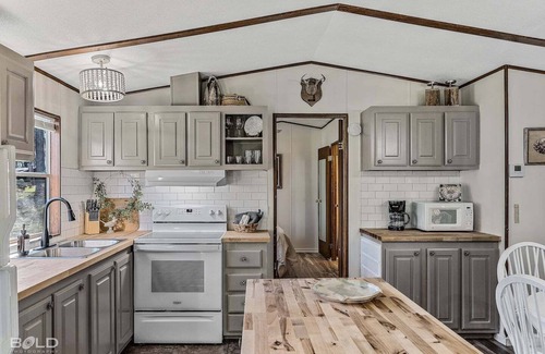 Uncertain Cabin | Blue Heron Lakefront, on Caddo Lake, Next to Fishing Pier, Kayaks & Canoes