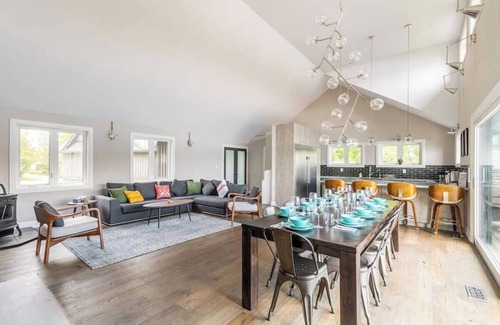 Bobcaygeon House | Blue Horizon Retreat on Little Bald Lake – 5BR Waterfront Cottage