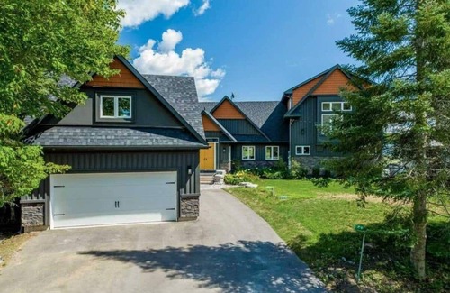 Bobcaygeon House | Blue Horizon Retreat on Little Bald Lake – 5BR Waterfront Cottage