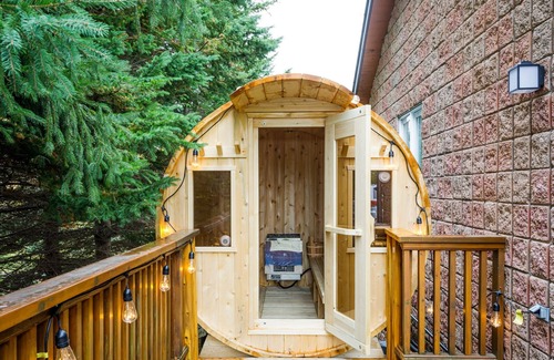 The Blue Mountains Ski Chalet | Blue Mountain Chalet, Just 2 minutes from the hill.