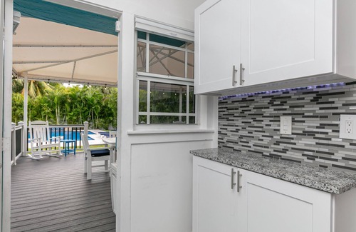 Deerfield Beach House | 🌊BLUE OASIS HOUSE 🌊 Steps to Beach, Town, Restaurants & Pier! HEATED Pool