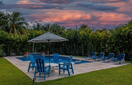 Deerfield Beach House | 🌊BLUE OASIS HOUSE 🌊 Steps to Beach, Town, Restaurants & Pier! HEATED Pool