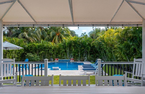 Deerfield Beach House | 🌊BLUE OASIS HOUSE 🌊 Steps to Beach, Town, Restaurants & Pier! HEATED Pool